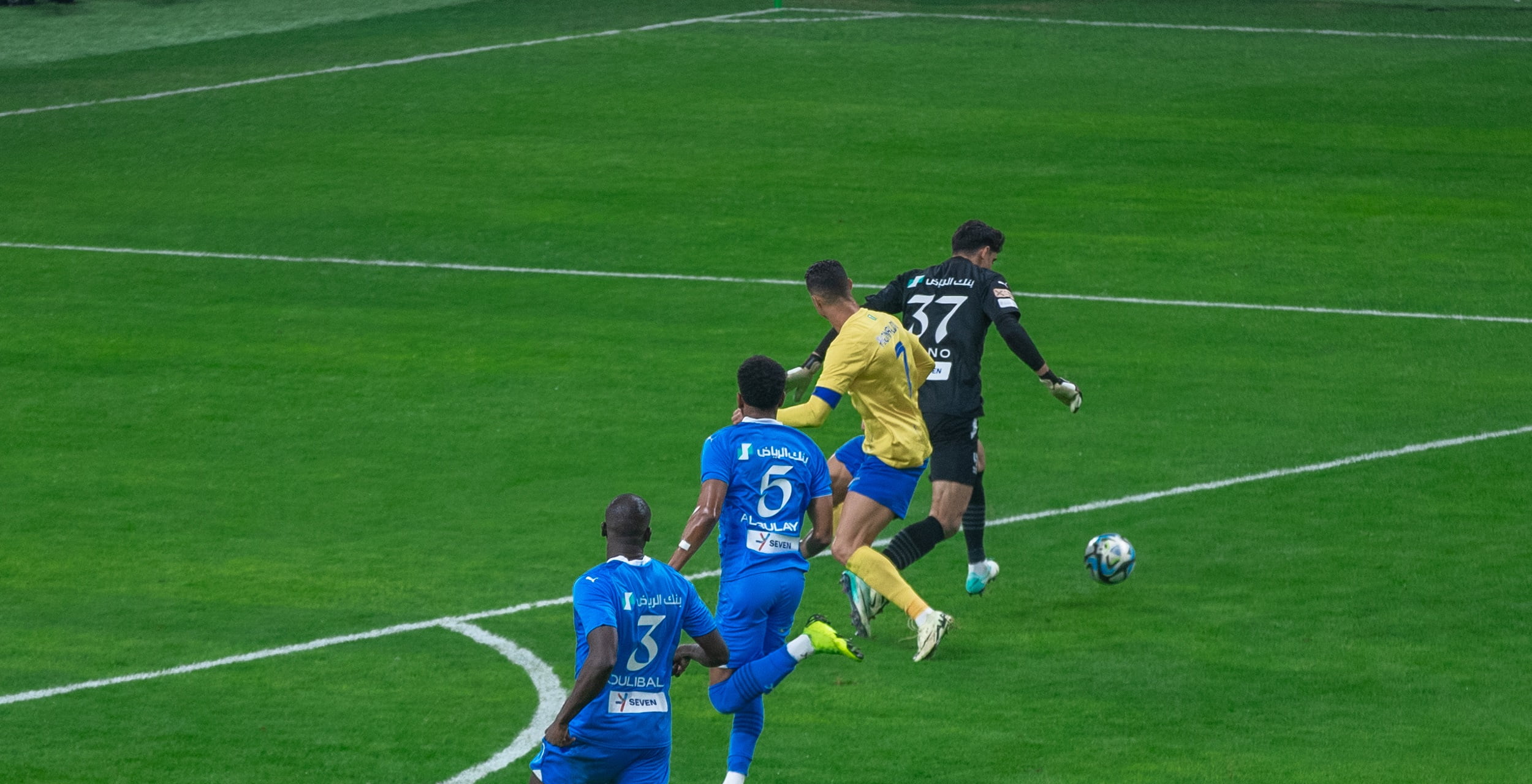 بونو يراوغ كريستيانو ويتوج مع الهلال بطلا لكأس موسم الرياض
