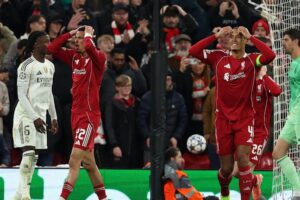  فان دايك يتألم بعد تصدي كورتوا الخارق