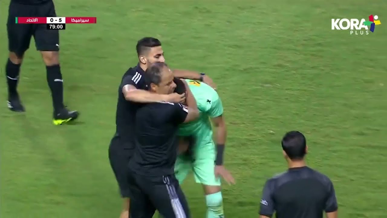 أحمد يحيى حارس الاتحاد السكندري يترك الملعب بعد هجوم الجماهير.. والجهاز الفني يضطر لتغييره