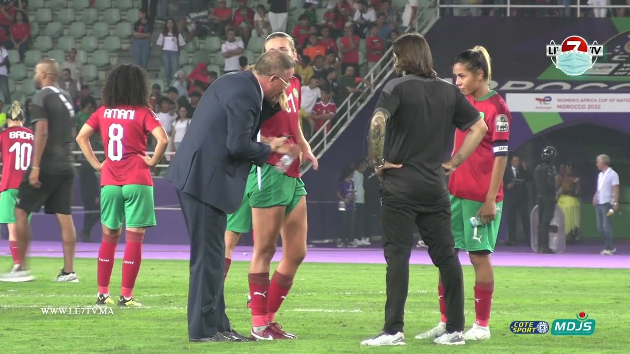 لحظة اتصال الملك محمد السادس بعميدة المنتخب النسوي "غزلان الشباك" والمدرب "بيدروس رينالد"