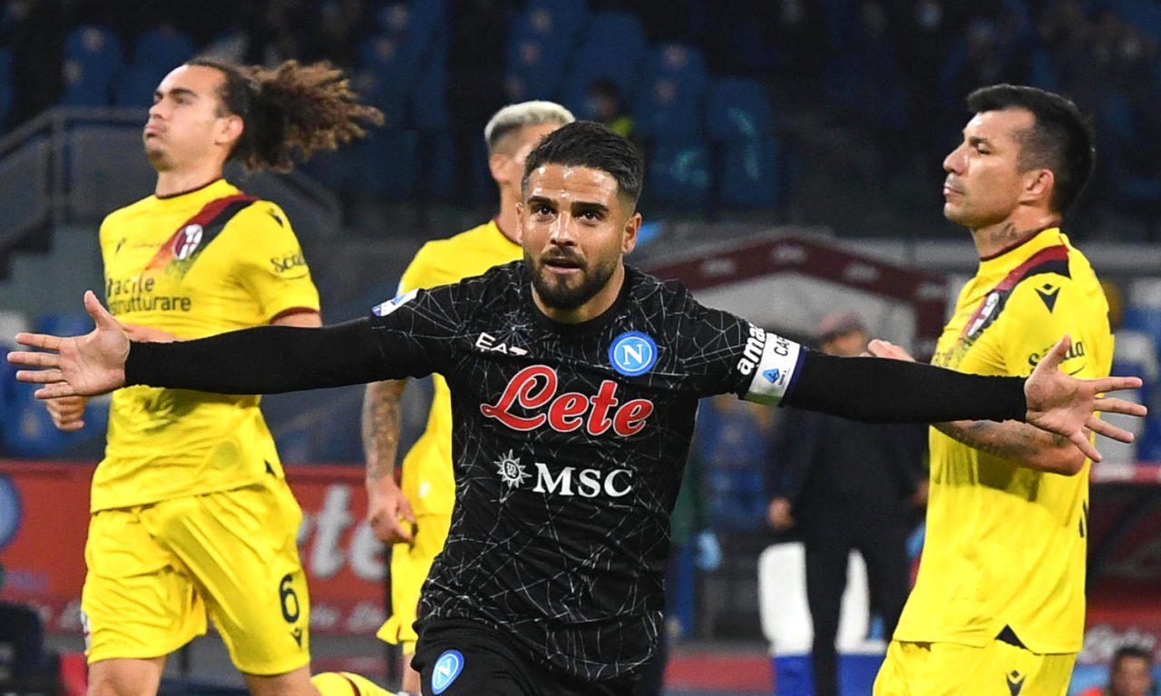 Insigne celebrates penalty Napoli v Bologna