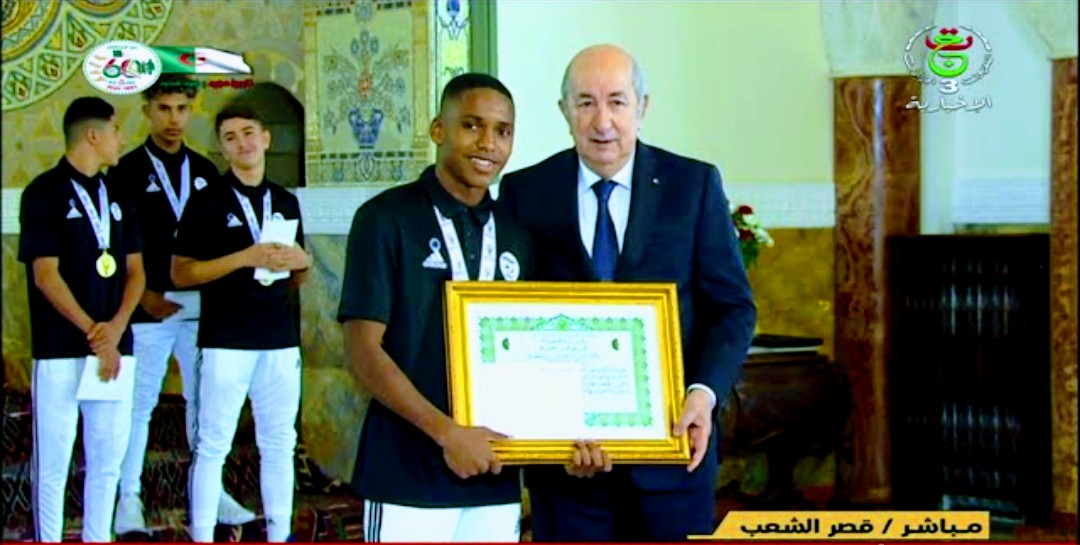 في موقف مستفز للمغرب رئيس الجزائر يستقبل أحد لاعبي البوليساريو Screenshot 2022 09 19 20 03 54 733 com.google.android.youtube2