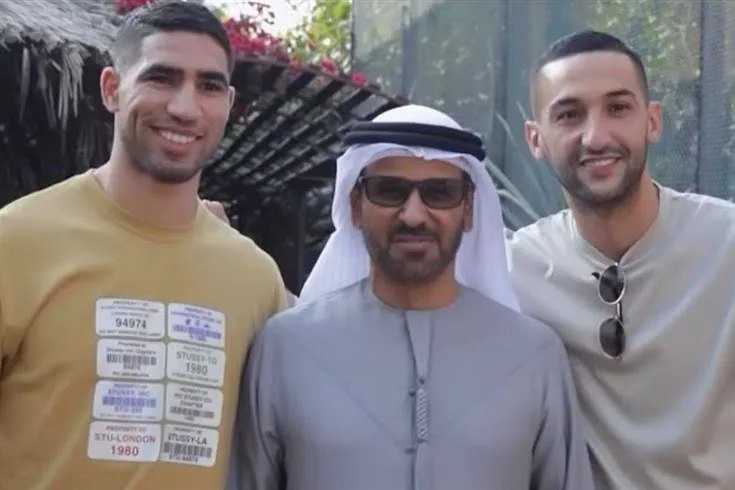 رجل الأعمال الإماراتي يجمع نجمي المنتخب المغربي حكيم زياش وأشرف حكيمي في فريق واحد