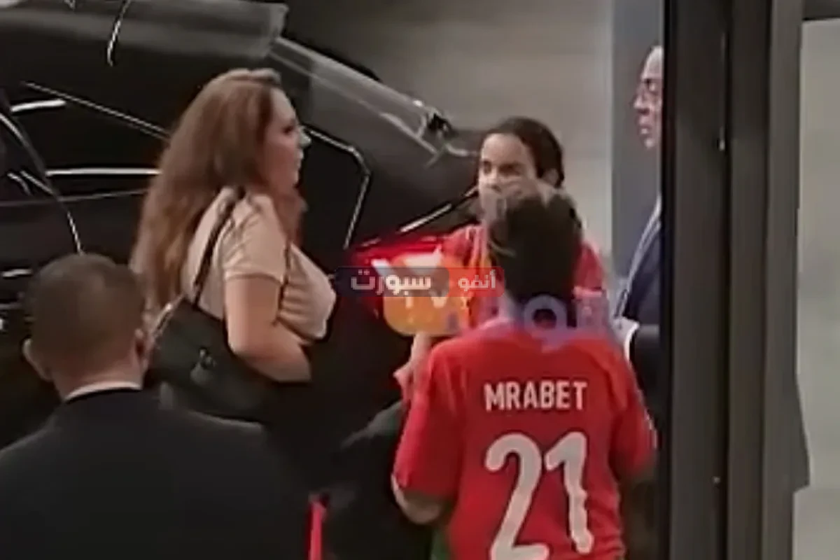 فيديو عدسات المصورين ترصد فوزي لقجع وهو يحتفل مع زوجته وعائلته بعد تأهل المنتخب المغربي للسيدات لنهائي كأس إفريقيا 2025 فيديو عدسات المصورين ترصد فوزي لقجع وهو يحتفل مع زوجته وعائلته بعد تأهل المنتخب المغربي للسيدات لنهائي كأس إفريقيا 2025