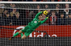 برشلونة يمدد عقد حارس مرماه تشيزني حتى 2027