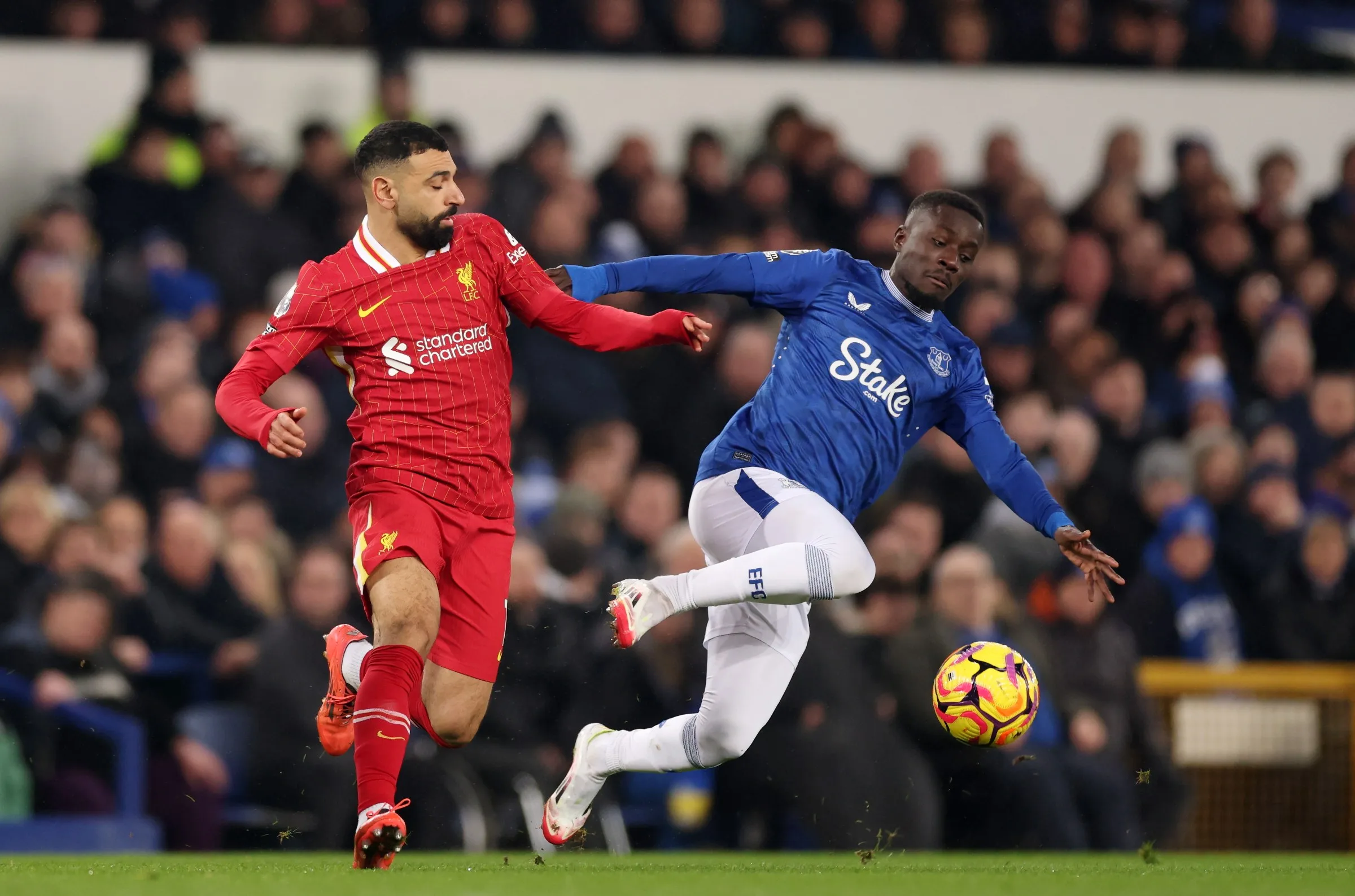 تعرف على معلق مباراة ليفربول وإيفرتون في الدوري الإنجليزي الممتاز