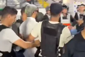 جماهير الرجاء تطرد إلياس المالكي والأمن يخرجه من بساط الملعب
