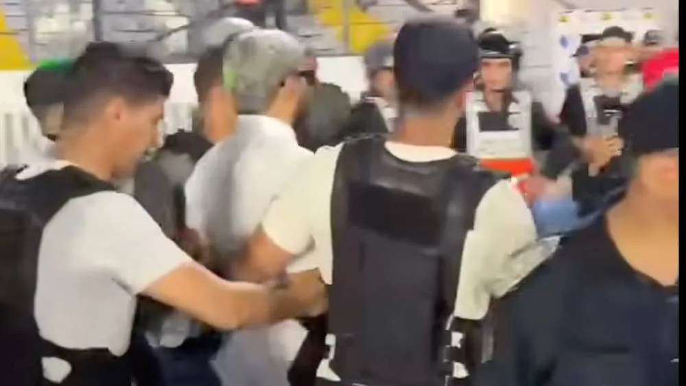 جماهير الرجاء تطرد إلياس المالكي والأمن يخرجه من بساط الملعب